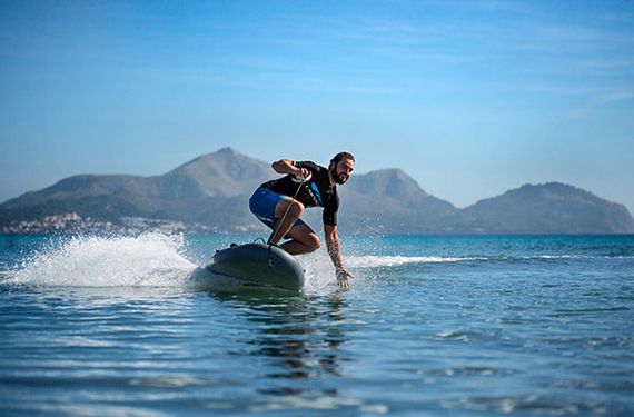 Jetsurf Surfbrett Mit Motor Fahren Auf Mallorca Schenke Erlebnisse Von Jochen Schweizer 