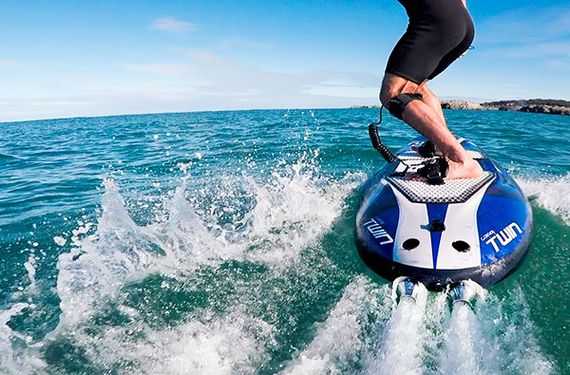 Jetsurf Surfbrett Mit Motor Fahren Auf Mallorca Schenke Erlebnisse Von Jochen Schweizer