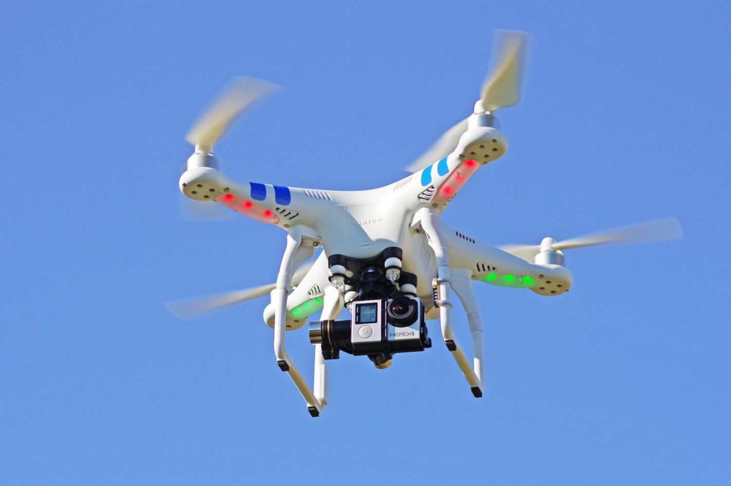 Quadrocopter-Drohne fliegen